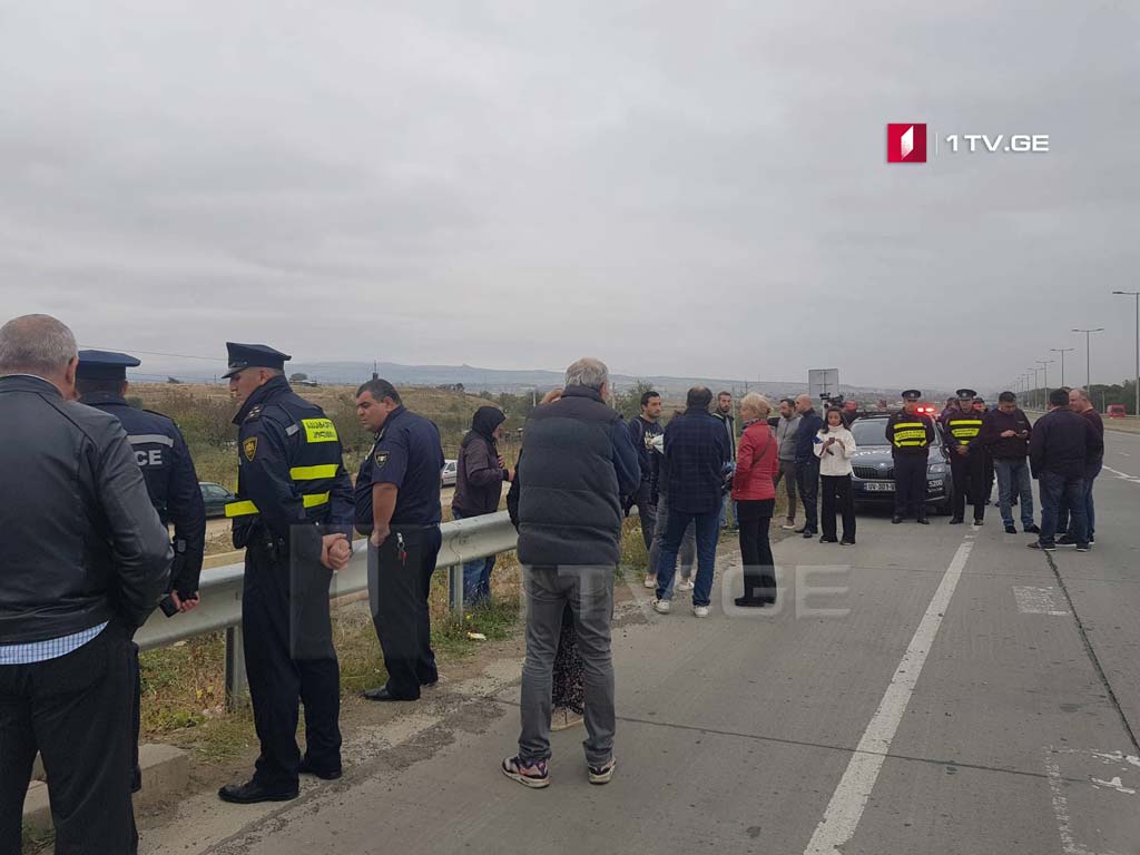 სოფელ კრწანისთან საბაღე მეურნეობაში დასახლებულმა ადამიანებმა აქცია გამართეს