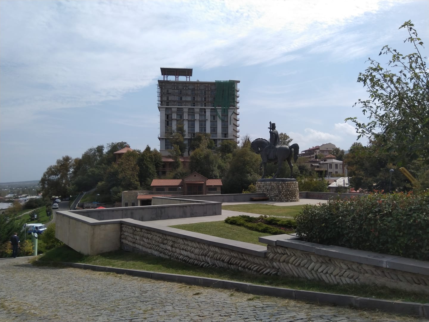 თელავში ყოფილი „ინტურისტის“ შენობის დემონტაჟი მიმდინარეობს
