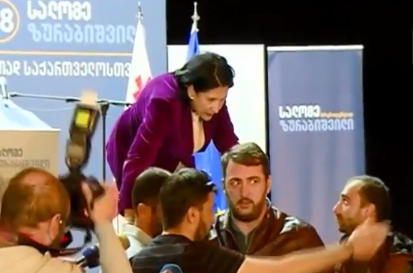 კასპში „ნაციონალური მოძრაობის“ აქტივისტმა სალომე ზურაბიშვილისთვის სიტყვით გამოსვლისას ხელის შეშლა სცადა 