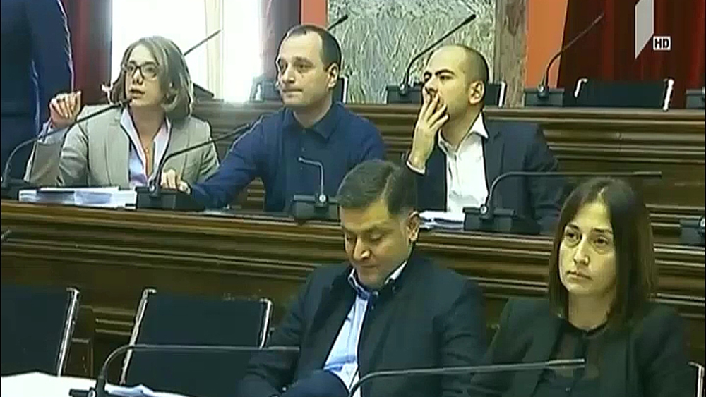 დაპირისპირება იურიდიულ საკითხთა კომიტეტის სხდომაზე
