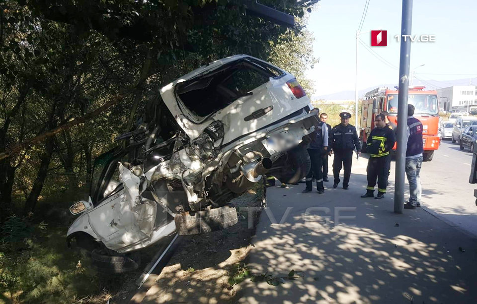 თბილისში, ქსნის ქუჩაზე ავარიისას ორი ადამიანი დაშავდა