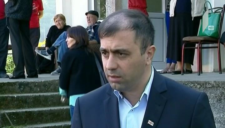 კახა კუკავა სარფში, მემეშიშების ოჯახში იმყოფება