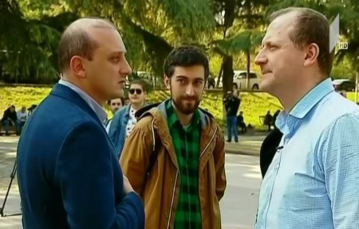 "გირჩის" ორი წევრი სამართალდამცველებმა პოლიციის განყოფილებაში გადაიყვანეს