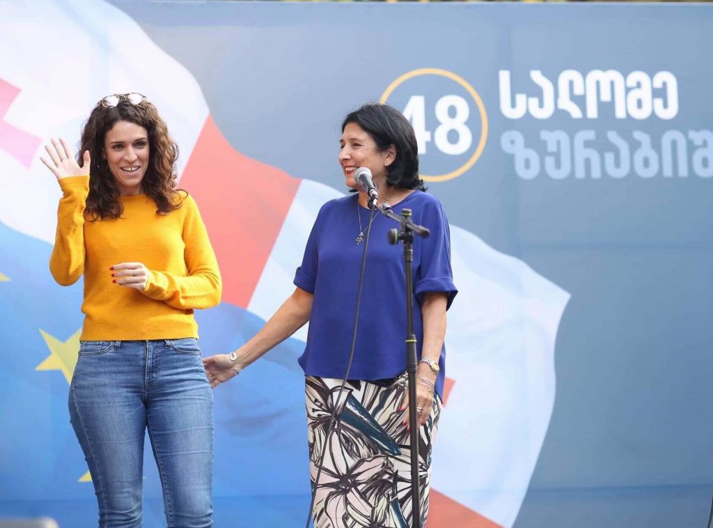 ვაკის ამომრჩეველთან შეხვედრაზე სალომე ზურაბიშვილი შვილთან ერთად მივიდა