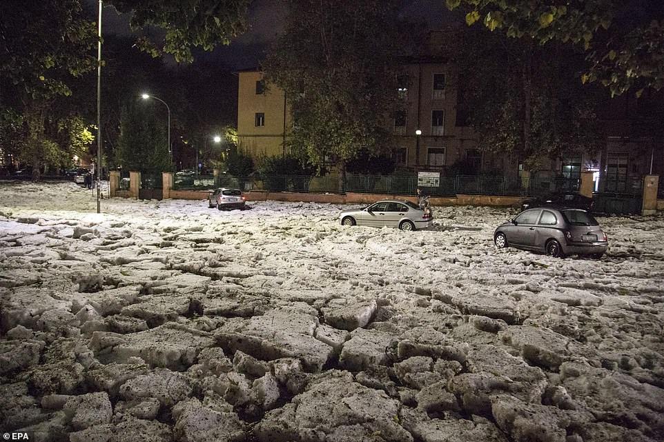 Roma küçələri doluya görə, qar ilə örtüldü (foto)
