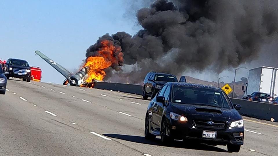 კალიფორნიის შტატში თვითმფრინავი ავტომაგისტრალზე ავარიულად დაჯდა