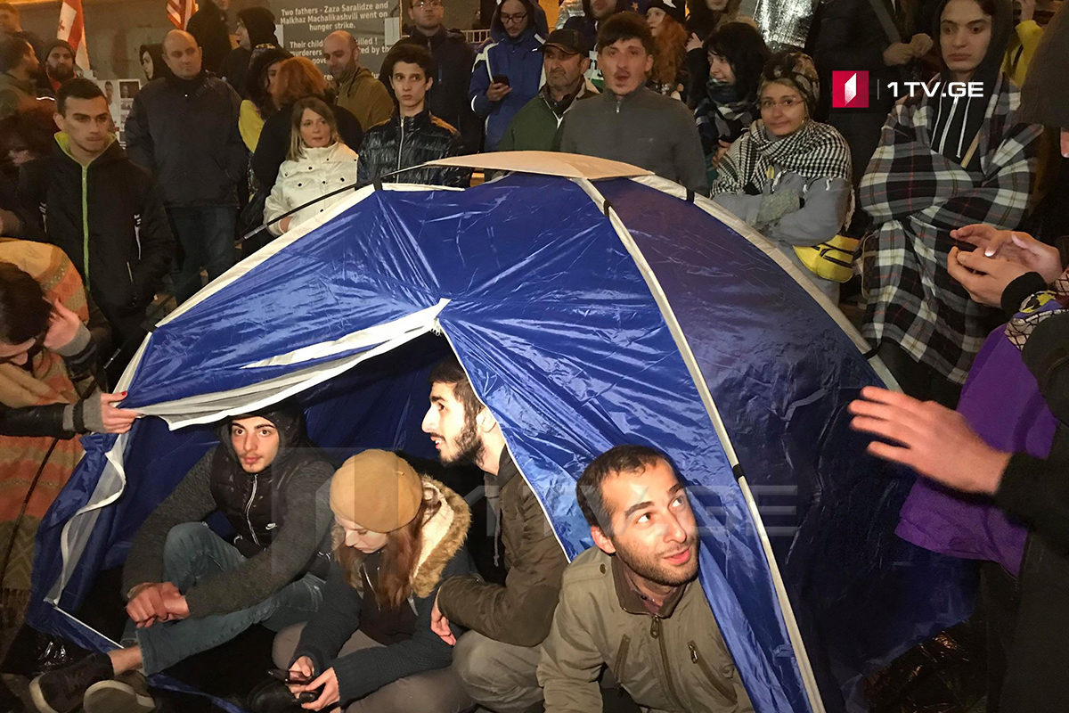 პარლამენტთან აქციის მონაწილეებმა კარავი გაშალეს