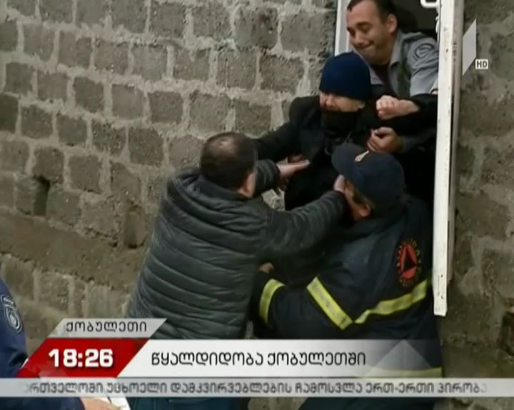 ქობულეთში წყალდიდობის გამო, სახლში ჩარჩენილი 87 წლის ქალი მაშველებმა გამოიყვანეს