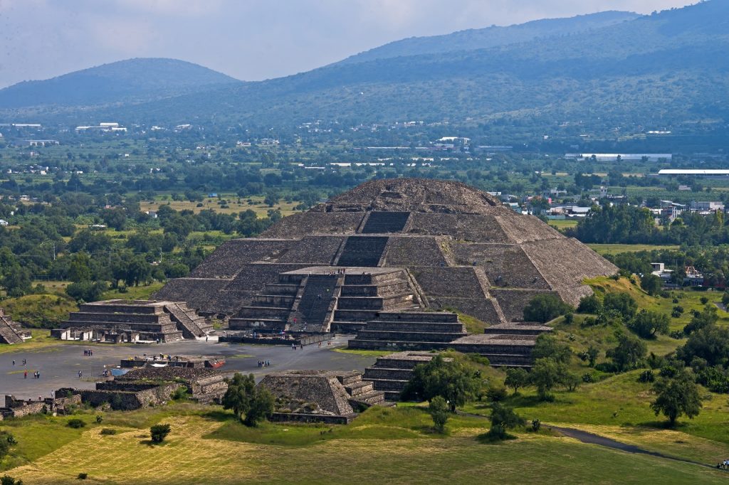 მექსიკაში უძველესი პირამიდის ქვეშ საიდუმლო გვირაბი და ოთახი აღმოაჩინეს
