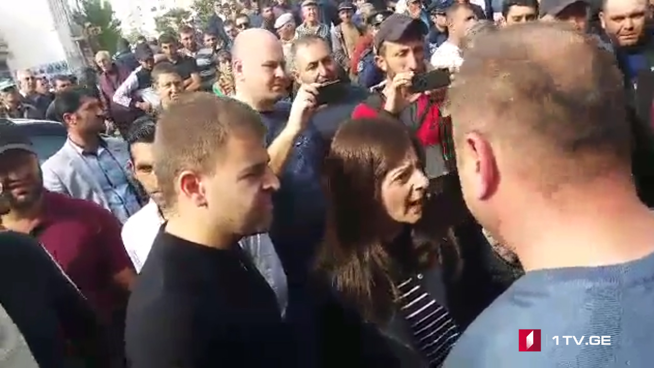ახალქალაქში სალომე ზურაბიშვილთან შეხვედრის მონაწილეებს „ნაციონალური მოძრაობის“ წარმომადგენლები დაუპირისპირდნენ [ვიდეო]