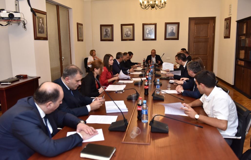თავდაცვისა და უშიშროების კომიტეტი პრეზიდენტისა და პრემიერისთვის სახელმწიფო დაცვის შენარჩუნებასთან დაკავშირებულ ცვლილებებზე იმსჯელებს