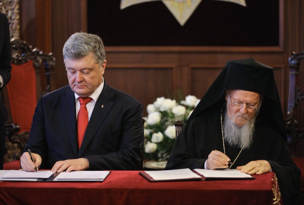 Poroshenko, Orthodox patriarch sign accord on independent Ukraine church
