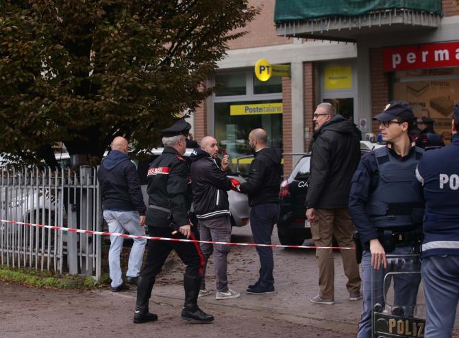 იტალიაში მამაკაცი, რომელსაც ფოსტის შენობაში მძევლები ჰყავდა აყვანილი, პოლიციას ჩაბარდა