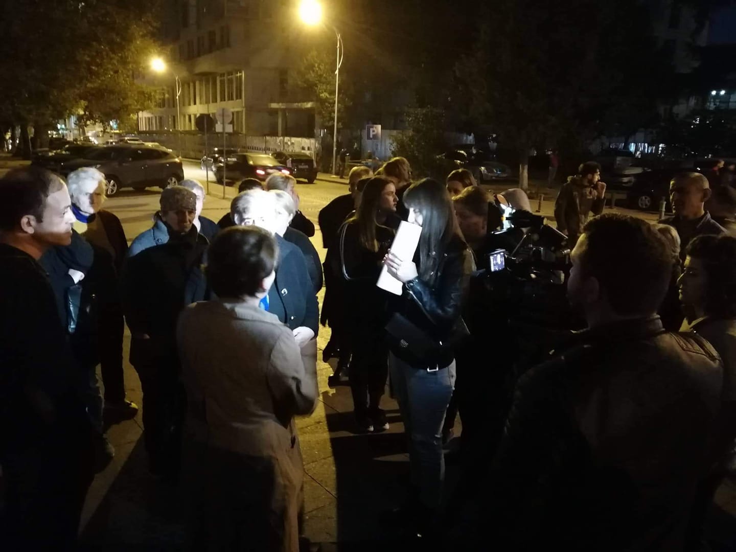 ქურდული სამყაროს წევრობის ბრალდებით დაკავებული იმედა აბაშიძის ახლობლებმა ბათუმის სასამართლოსთან აქცია გამართეს