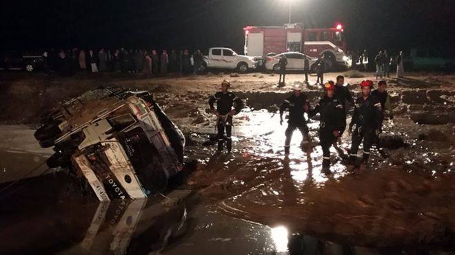 იორდანიაში ძლიერი წყალდიდობის დროს სულ მცირე რვა ადამიანი დაიღუპა, 21 კი დაშავდა