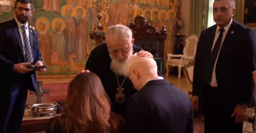 პატრიარქმა ბერა ივანიშვილი და ნანუკა გუდავაძე ჯვრისწერის წინ დალოცა [ვიდეო]