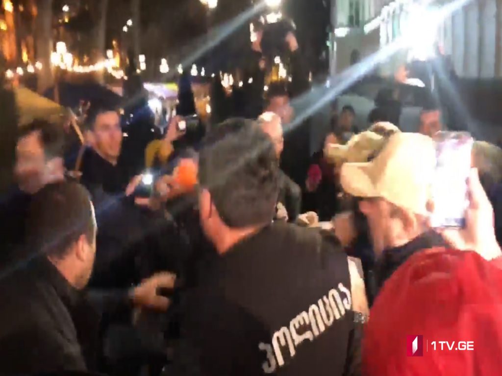 რუსთაველის გამზირზე, პარლამენტთან ინციდენტი მოხდა [ფოტო/ვიდეო]