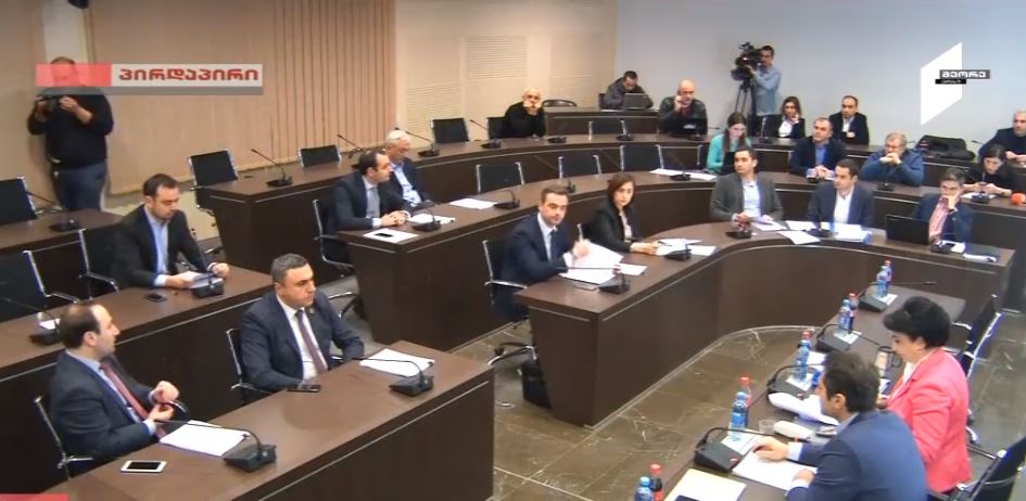 იურიდიულ საკითხთა კომიტეტის სხდომა კამათის ფონზე მიმდინარეობს