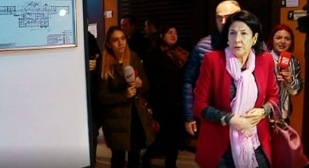 სალომე ზურაბიშვილმა ფონიჭალაში აფეთქების შედეგად დაშავებულები მოინახულა