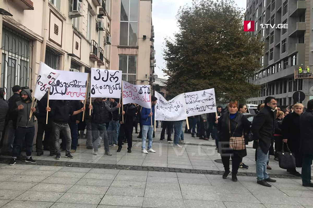 ქურდული სამყაროს წევრობისთვის დაკავებული იმედა აბაშიძის ოჯახის წევრებმა ბათუმში აქცია გამართეს
