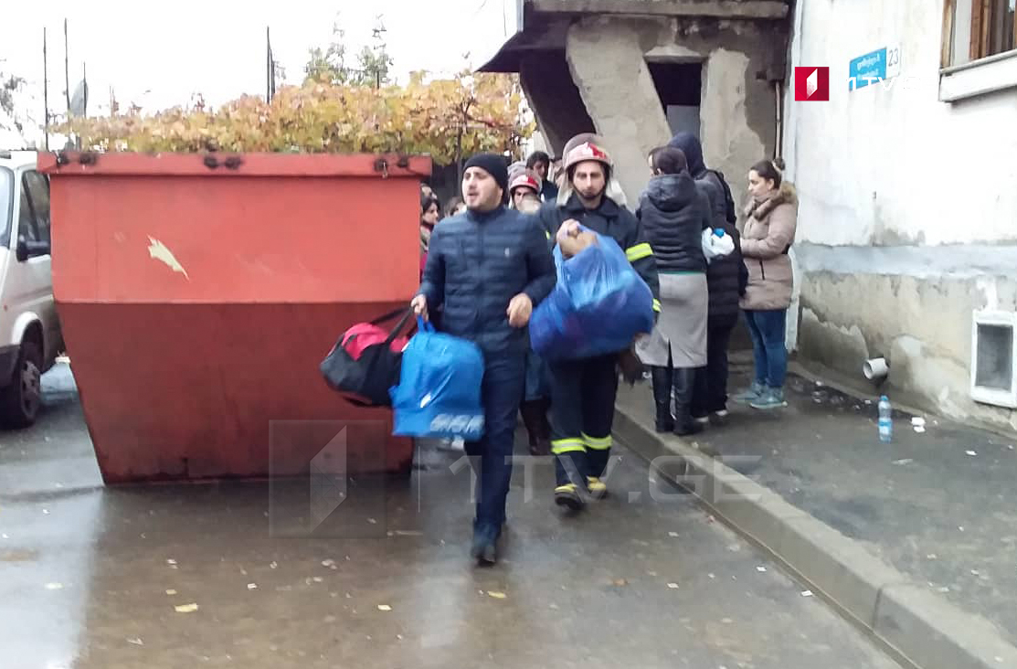 ზემო ფონიჭალაში N23 კორპუსის მცხოვრებლებს ბინებიდან ტანსაცმელი და პირველადი მოხმარების ნივთები გამოაქვთ