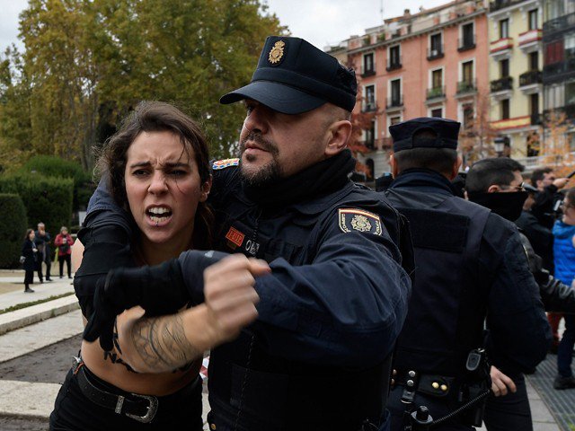მადრიდში Femen-ის აქტივისტებმა დიქტატორ ფრანკოს მომხრეების აქციის ჩაშლა სცადეს [ვიდეო]