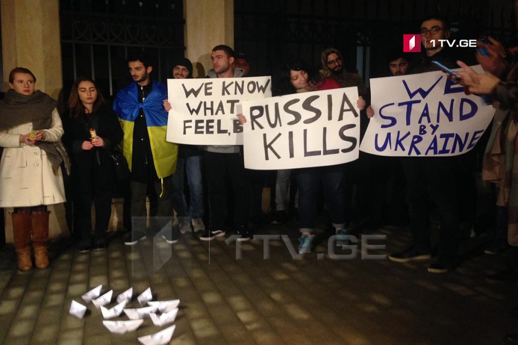 თბილისში უკრაინის საელჩოსთან მოძრაობა „რუსეთი ოკუპანტია“ აქციას მართავს