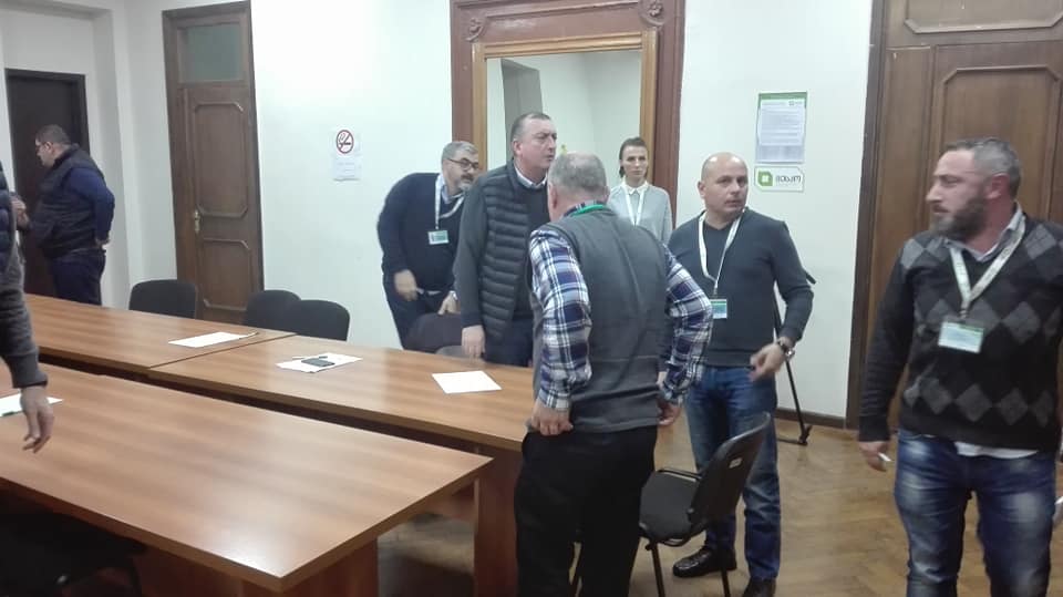 ბათუმში გაერთიანებული ოპოზიციის დანიშნულ სამ საარჩევნო მოხელეს ხელფასიდან თანხა დაექვითება, ერთმა კი შენიშვნა მიიღო