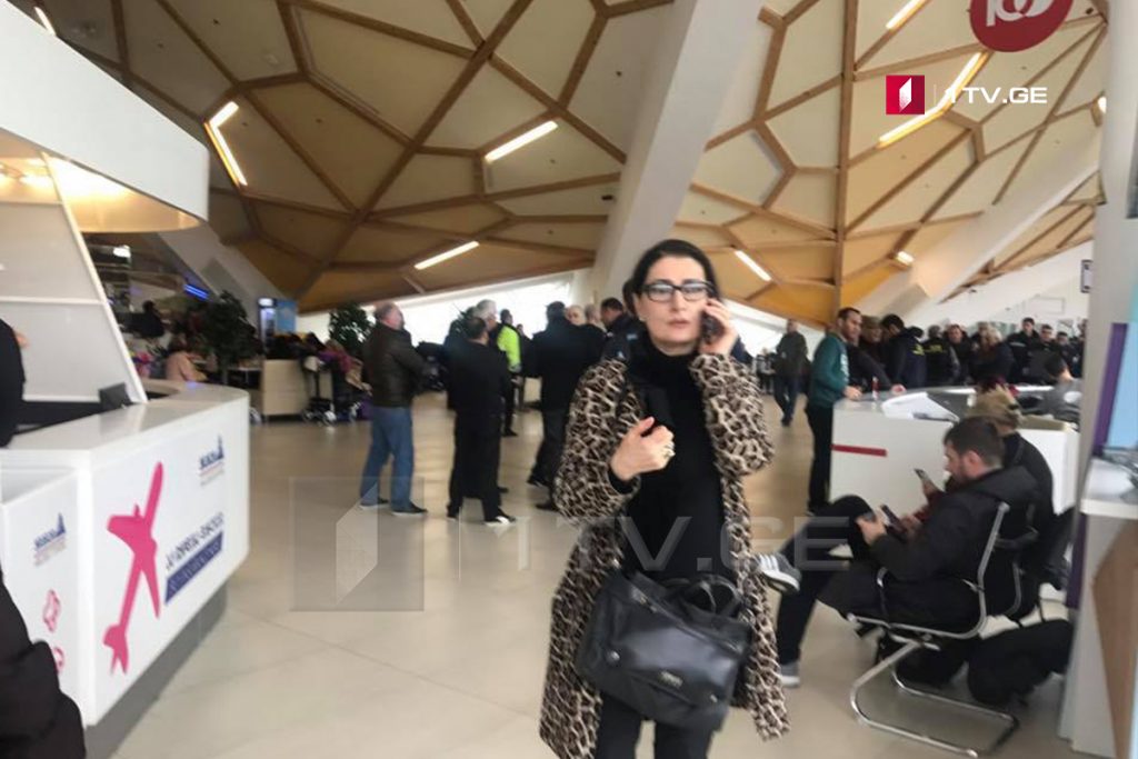 თაკო ჩარკვიანი – ქუთაისის აეროპორტში რამდენიმე ადამიანმა არჩევნებში წაგება მომილოცა, შემდეგ კი მე და ჩემს მეუღლეს თავს დაგვესხნენ [ვიდეო]