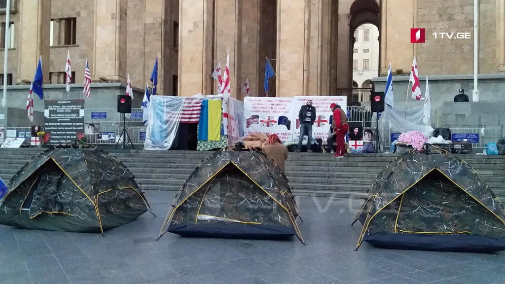 თბილისის მერია პარლამენტთან აქციის მონაწილეების კარვებში ელექტროენერგიას შეიყვანს და გამათბობლებს დაამონტაჟებს