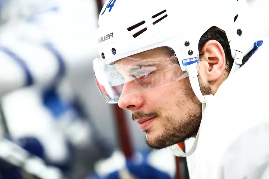 NHL-ის ახალგაზრდა ვარსკვლავმა შაიბა ხელით დაიჭირა და კარის უკნიდან გაიტანა (ვიდეო)
