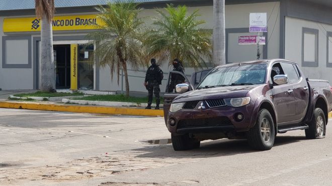 ბრაზილიაში ბანკის მძარცველებსა და პოლიციას შორის ორმხრივი სროლისას სულ მცირე 12 ადამიანი დაიღუპა