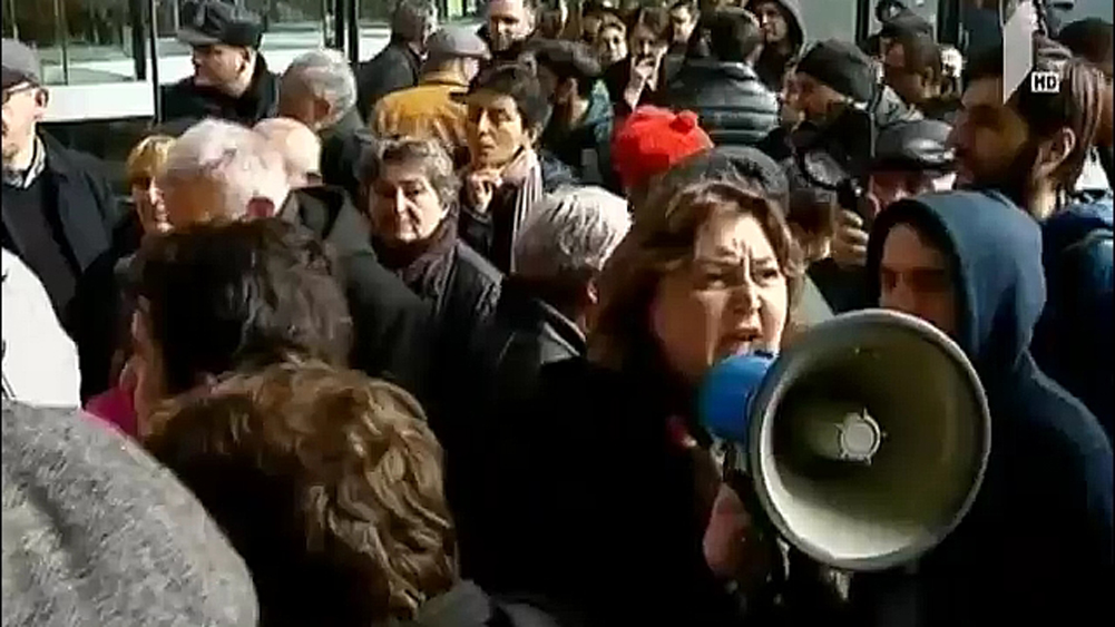 იუსტიციის სახლთან აქცია გრძელდება