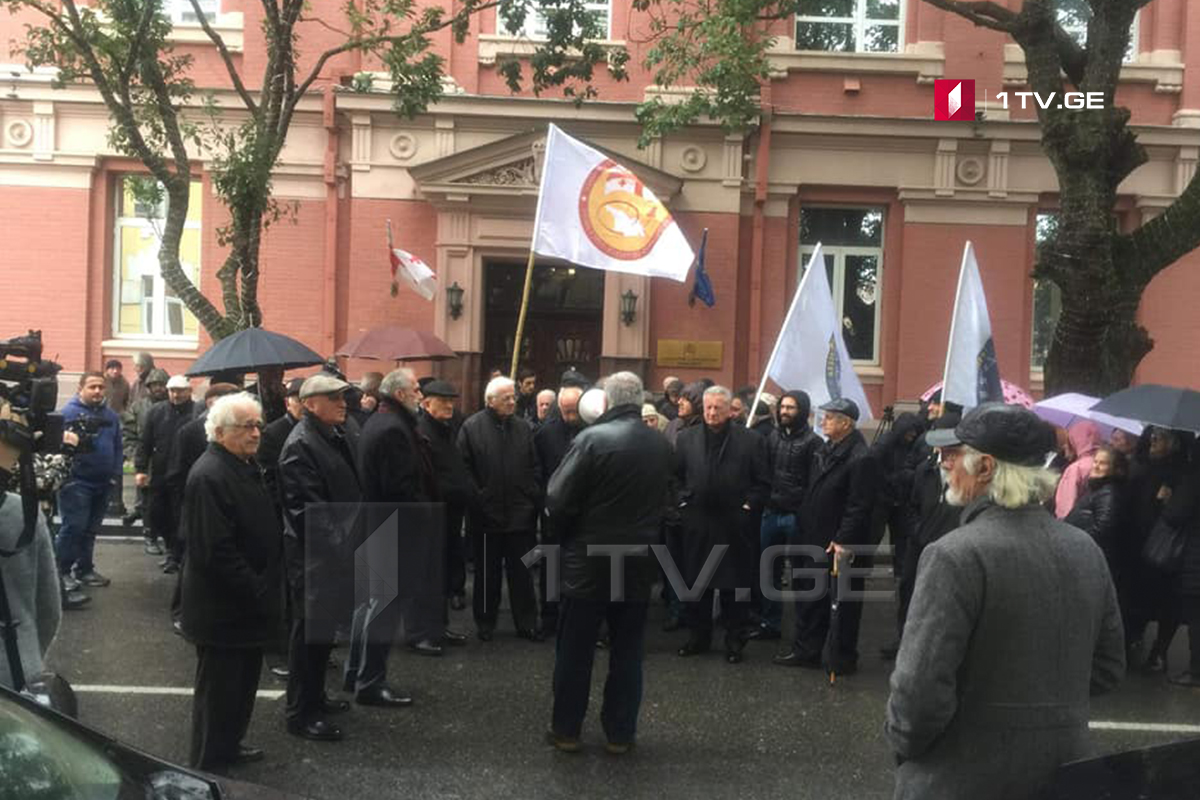 „პატრიოტთა ალიანსმა“ საკონსტიტუციო სასამართლოს გაუქმების მოთხოვნით ბათუმში აქცია გამართა