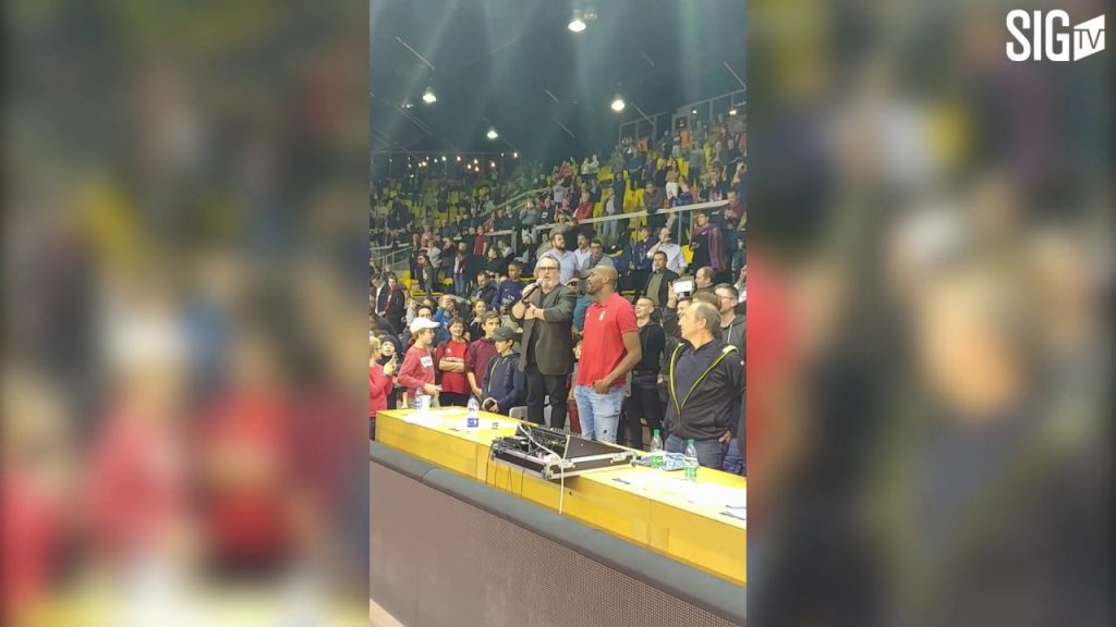 სტრასბურგში სროლის გამო განგაშის გამოცხადებისას კალათბურთის მატჩზე გულშემატკივრებმა ჰიმნი შეასრულეს