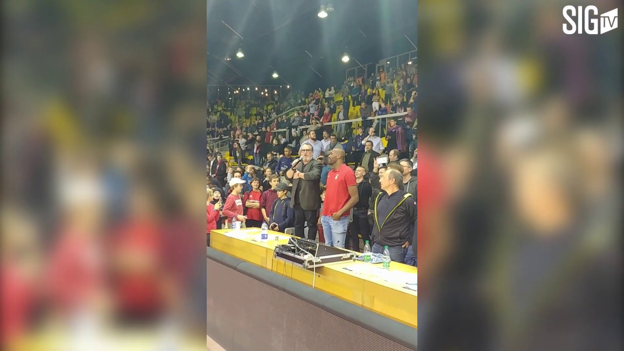 სტრასბურგში სროლის გამო განგაშის გამოცხადებისას კალათბურთის მატჩზე გულშემატკივრებმა ჰიმნი შეასრულეს