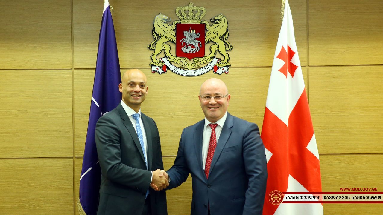 ლევან იზორია თავდაცვის სამინისტროში ჯეიმს აპატურაის შეხვდა