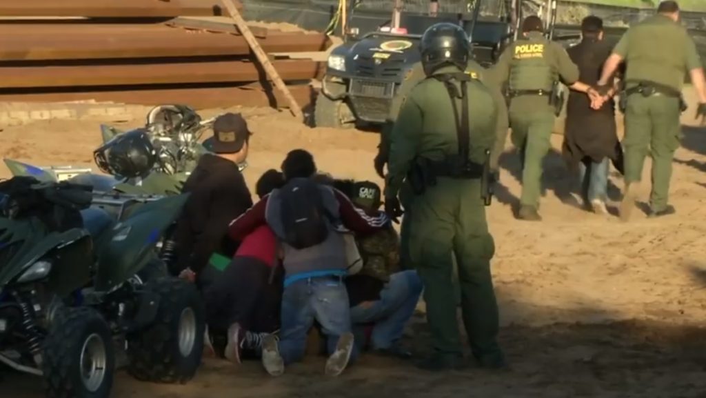 აშშ-მექსიკის საზღვარზე 12 მიგრანტი დააკავეს