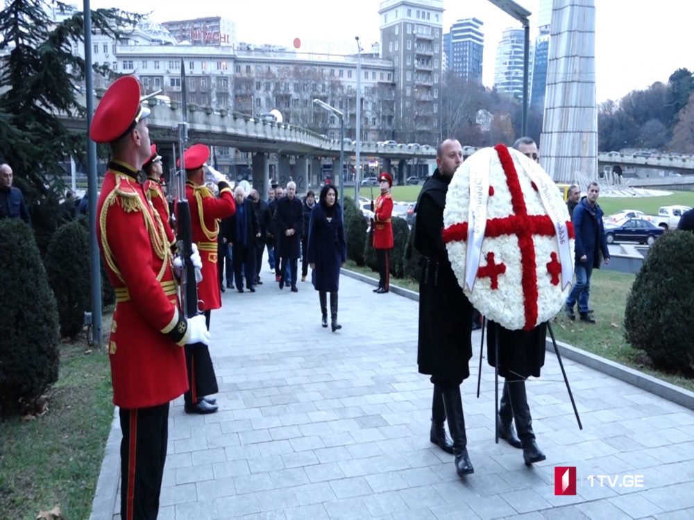 საქართველოს არჩეული პრეზიდენტი სალომე ზურაბიშვილი დღეს მთაწმინდის პანთეონში და გმირთა მემორიალთან იმყოფებოდა [ვიდეო]