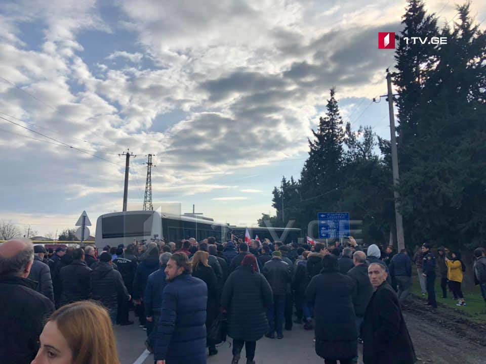 გურჯაანში „ნაციონალური მოძრაობის“ წევრებმა სამართალდამცველების ავტობუსის გადაბრუნება სცადეს [ვიდეო]