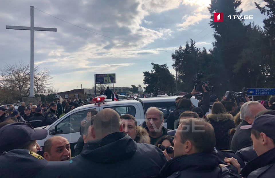 გურჯაანში „ნაციონალური მოძრაობის“ წევრებმა სამართალდამცველების ავტობუსს ქვები დაუშინეს – „ვინც შენ ფორმა ჩაგაცვა“ [ვიდეო]