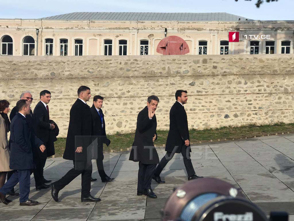 ნიკოლა სარკოზი საქართველოს პრეზიდენტის ინაუგურაციაზე დასასწრებად თელავში ჩავიდა