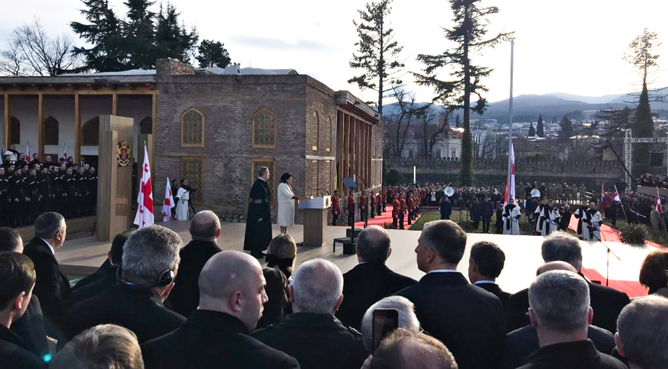 შვედეთის მეფე სალომე ზურაბიშვილს საქართველოს პრეზიდენტად ინაუგურაციას ულოცავს