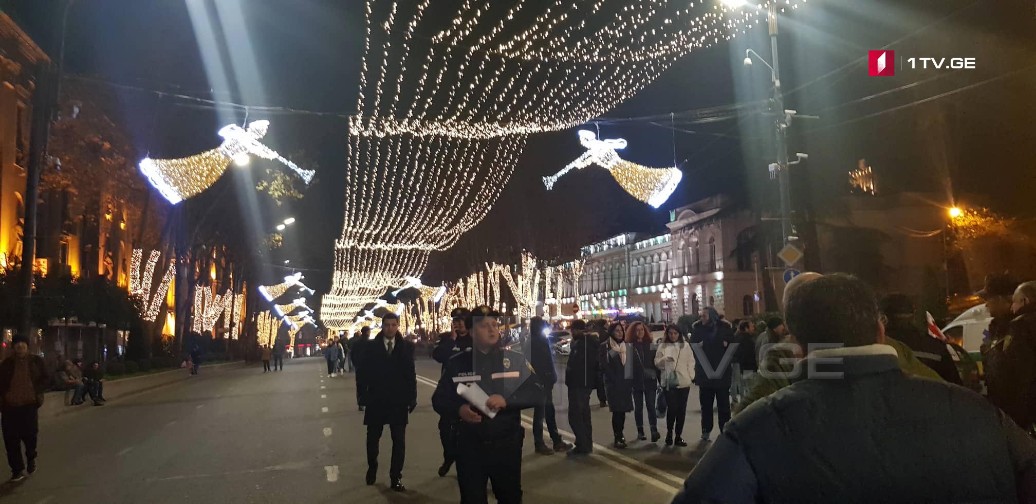 სამართალდამცველებმა პარლამენტის წინ გზა გადაკეტეს [ფოტო]