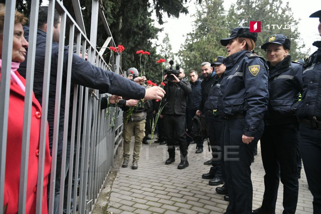 „ნაციონალური მოძრაობის“ აქციის მონაწილეებმა გურჯაანის სასამართლოსთან მყოფ ქალ პოლიციელებს ყვავილები მიუტანეს