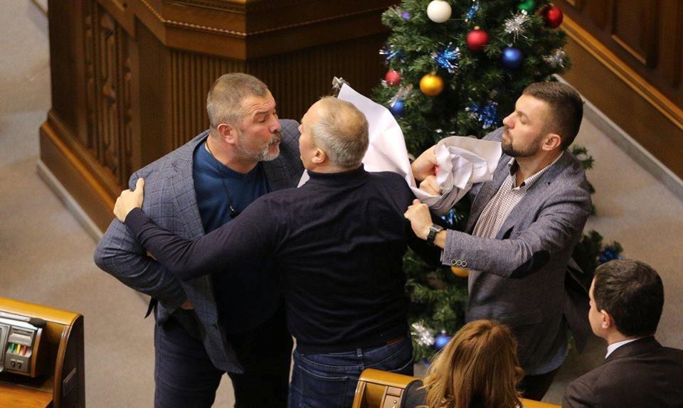 უკრაინის უმაღლეს რადაში დეპუტატები ერთმანეთს ფიზიკურად დაუპირისპირდნენ