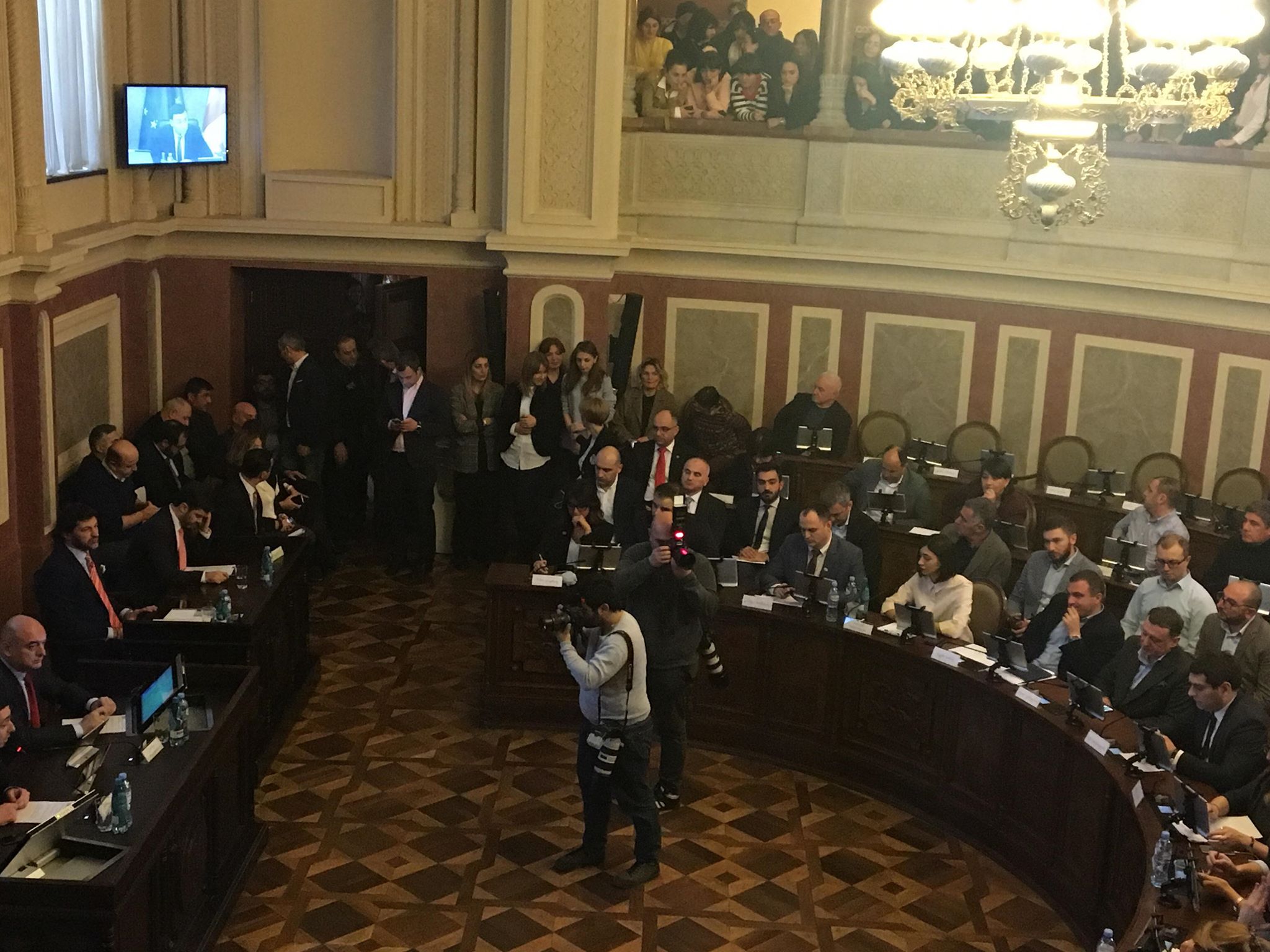 ფრაქცია „ნაციონალური მოძრაობის“ წევრებმა თბილისის საკრებულოს სხდომა დატოვეს