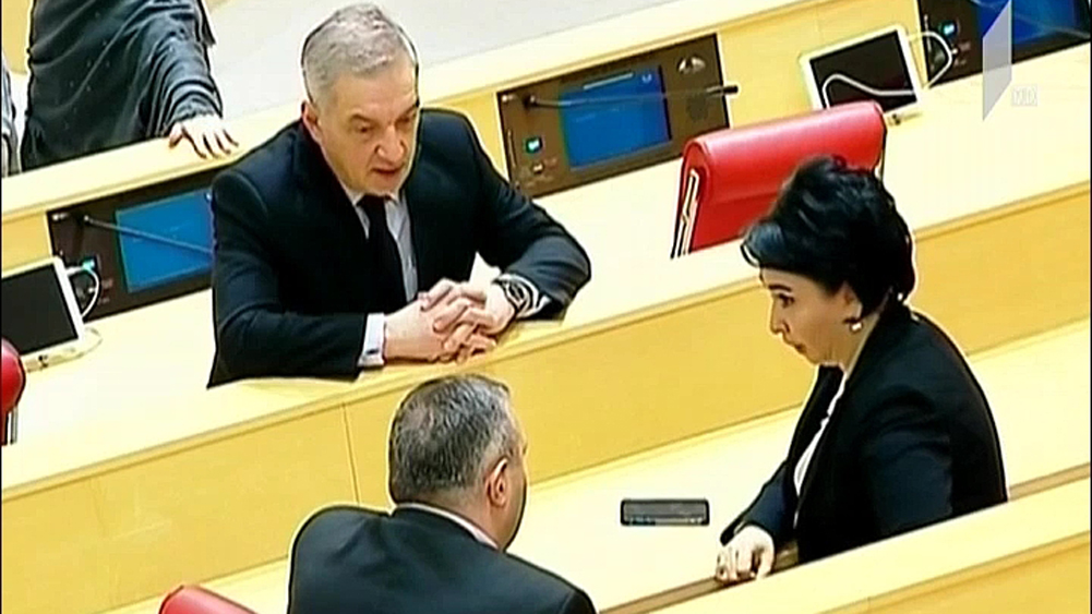 იურიდიულ კომიტეტს ხელმძღვანელობა ტოვებს