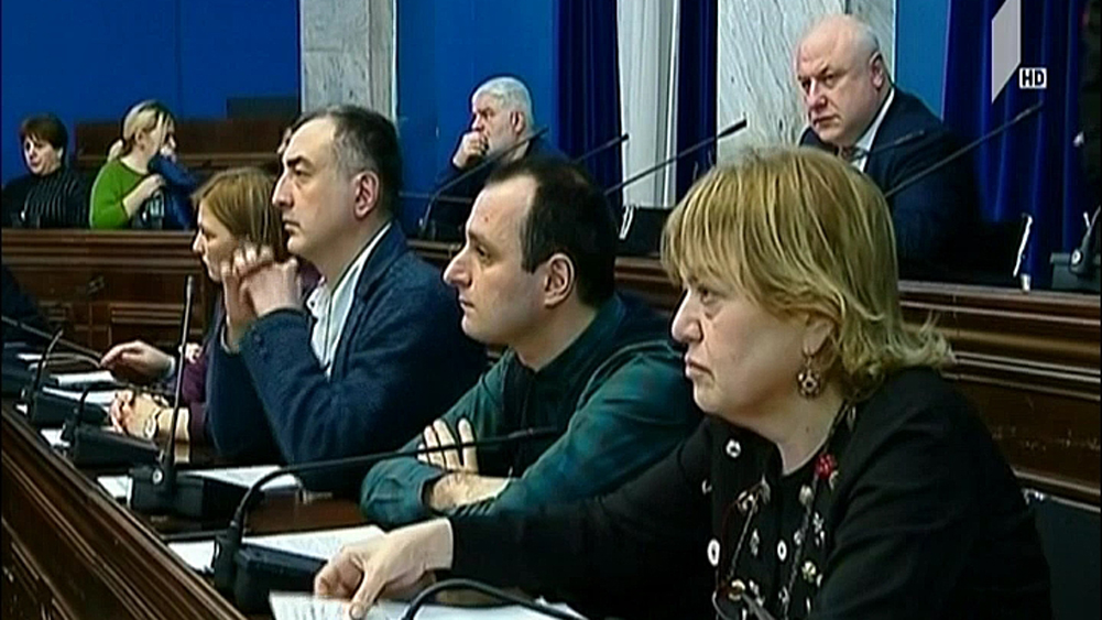 განათლების კომიტეტის ხმაურიანი სხდომა