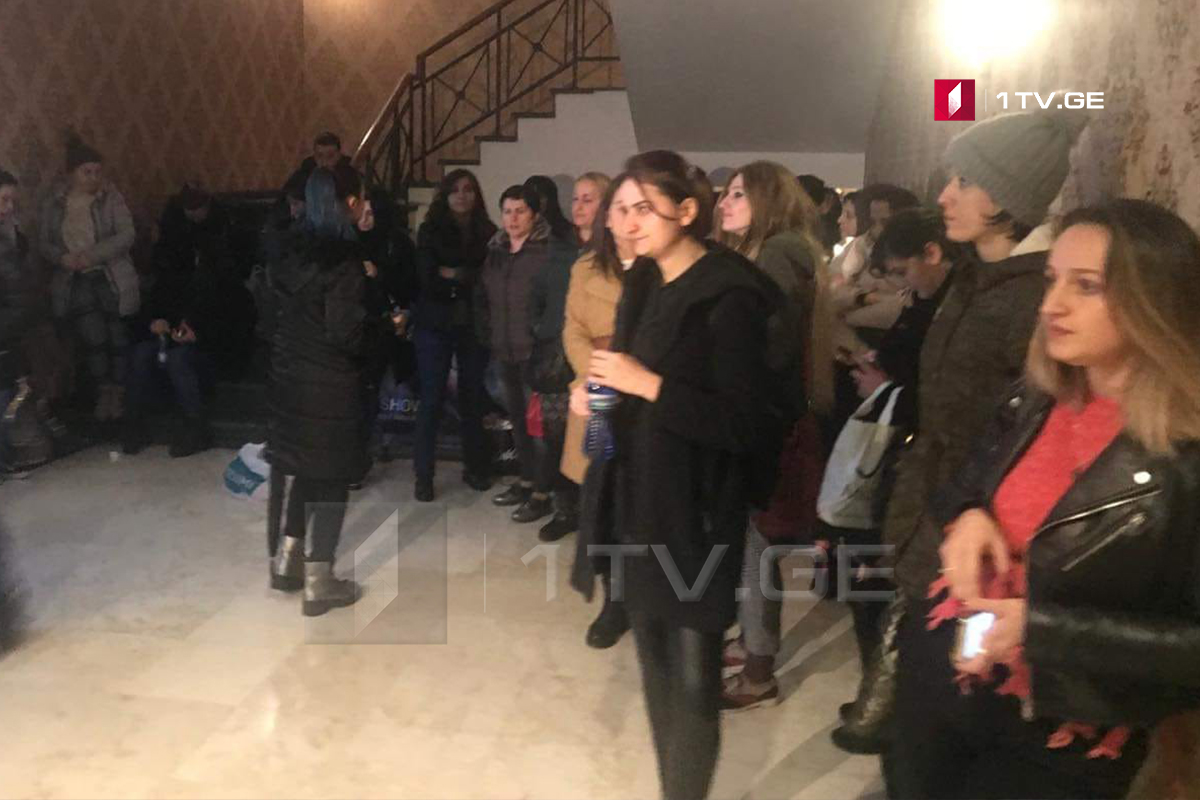 ბათუმში, სასტუმრო „ინტურისტის“ სამორინეს თანამშრომლები აქციას მართავენ